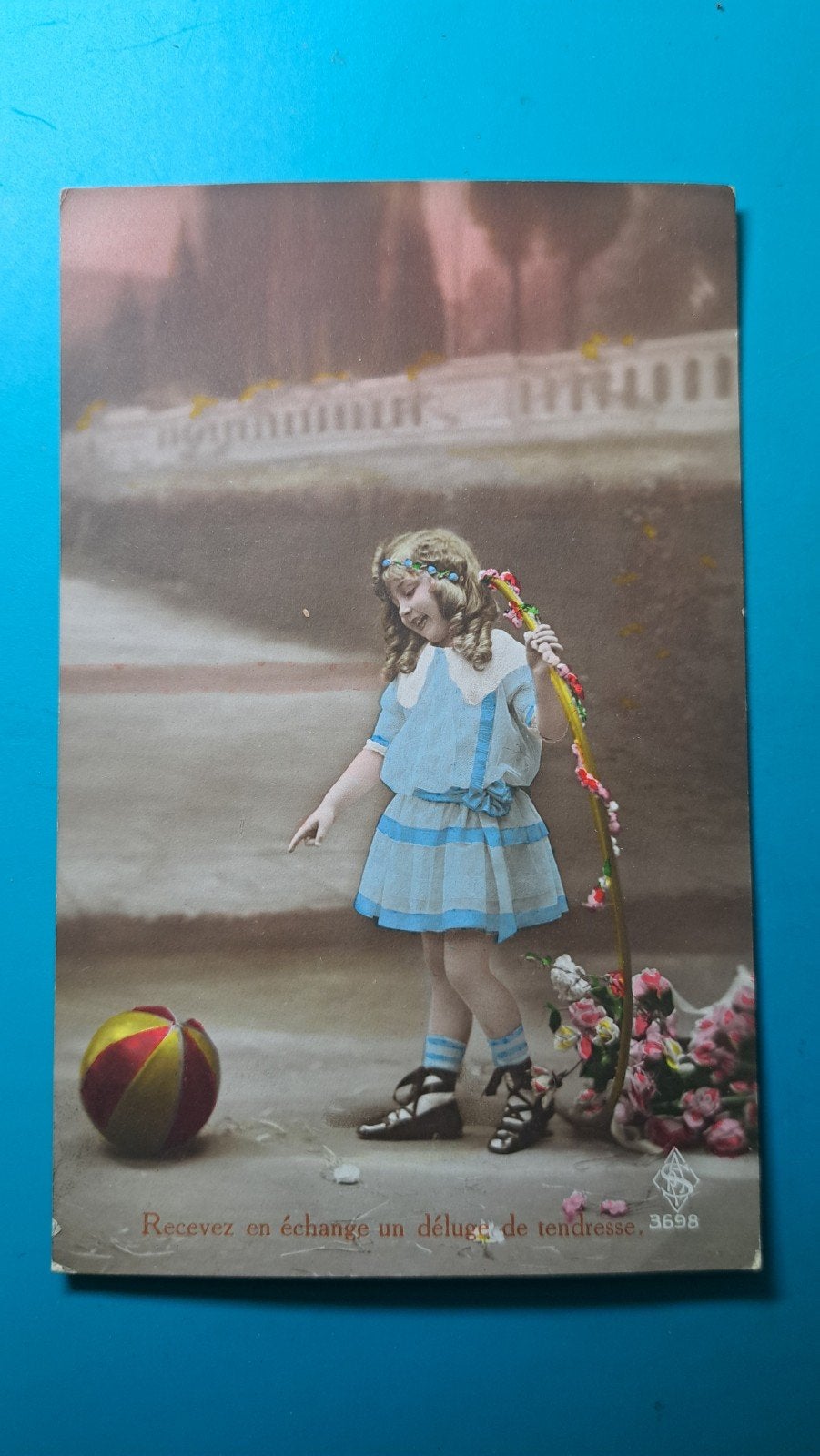 Meisje met hoepel en bal. blauw jurkje sokjes, bloemen, Verzenden, Voor 1920, Gelopen, Kinderen
