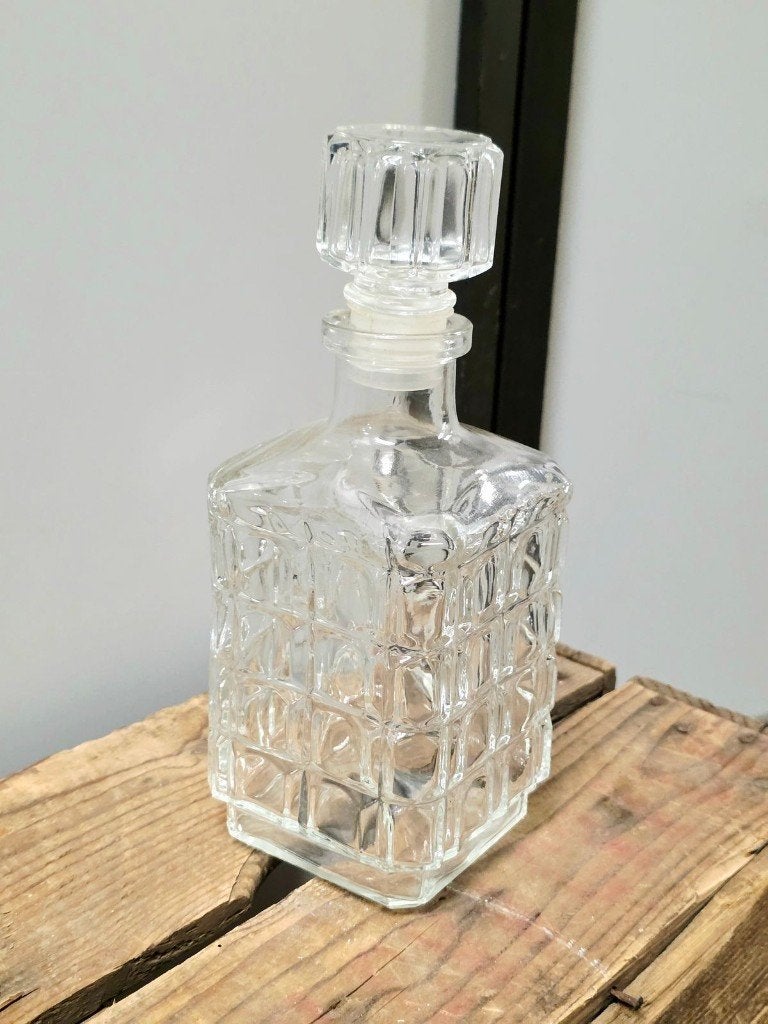 9732:Vintage Glass Whiskey Decanter – with Stopper, Ophalen of Verzenden