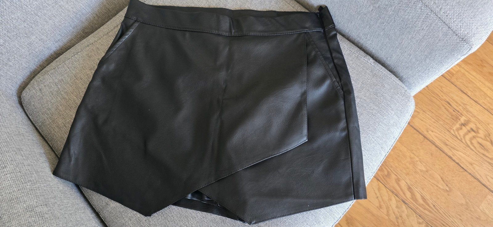 Zwart eco -leer korte broek rokje maat L, Zwart, Maat 42/44 (L), Ophalen of Verzenden, Boven de knie