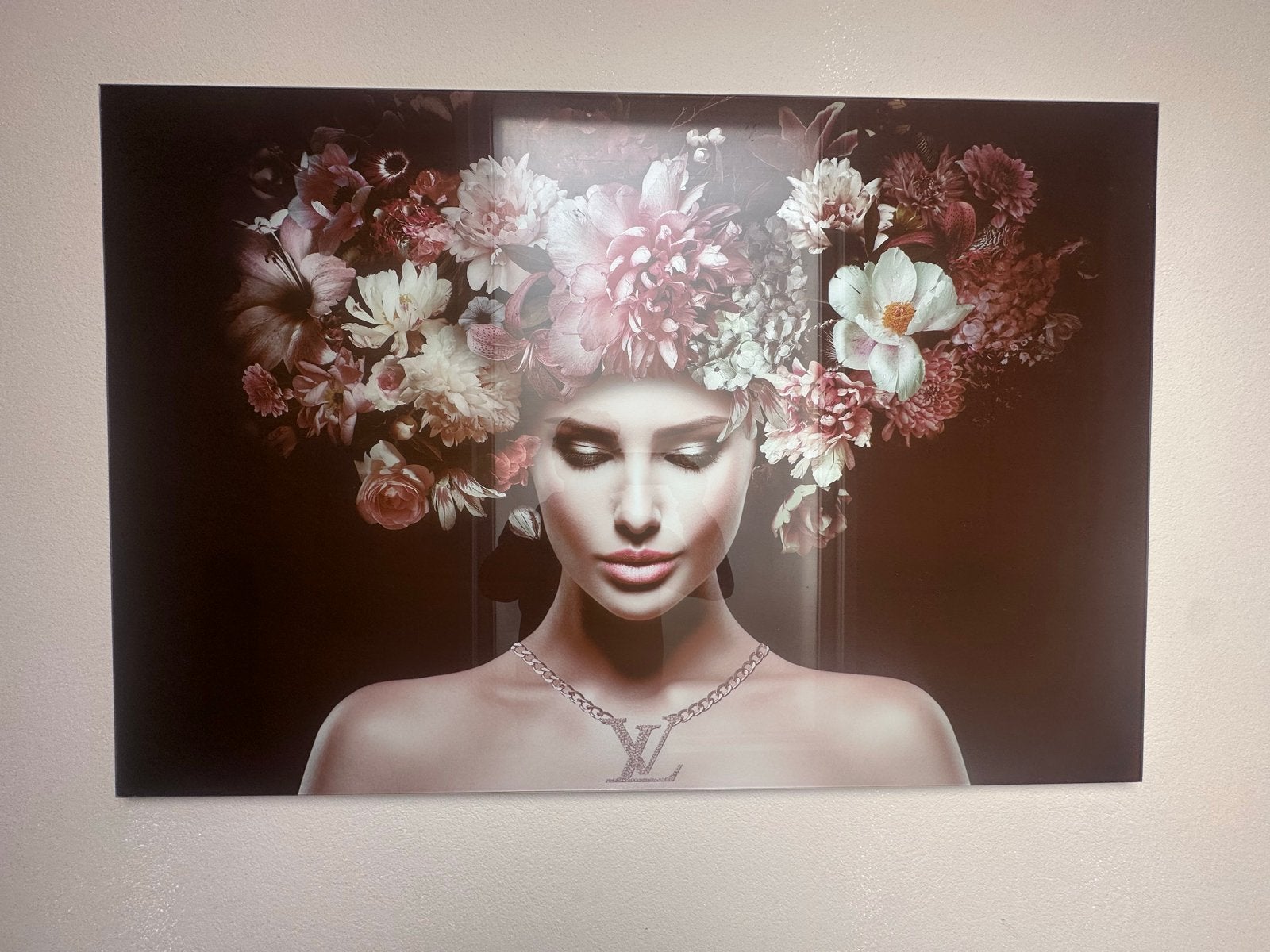 Modern schilderij: Vrouw met bloemen en Louis Vuitton kettin, Antiek en Kunst, Kunststof, Print, Portret, Ophalen