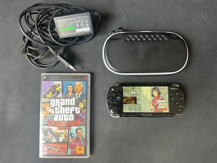 Sony psp 2004 compleet met oplader en batterij., Ophalen of Verzenden, Zo goed als nieuw