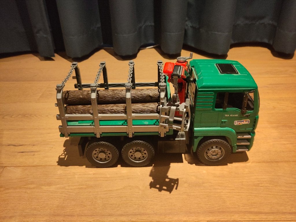 Bruder MAN Houttransportwagen met kraan en 3 boomstammen, Ophalen of Verzenden, Gebruikt