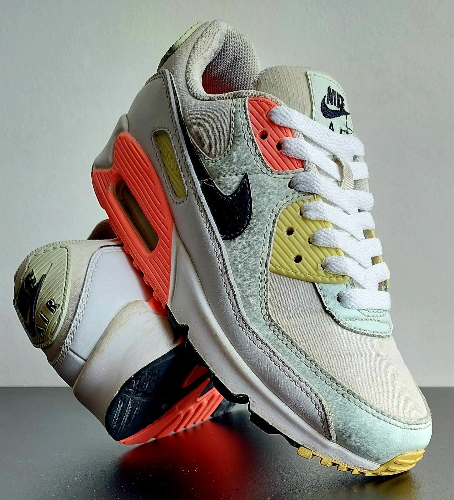 Nike Air Max 90 "White Barely Green Bright Mango" Maat 37., Kleding | Dames, Schoenen, Ophalen of Verzenden