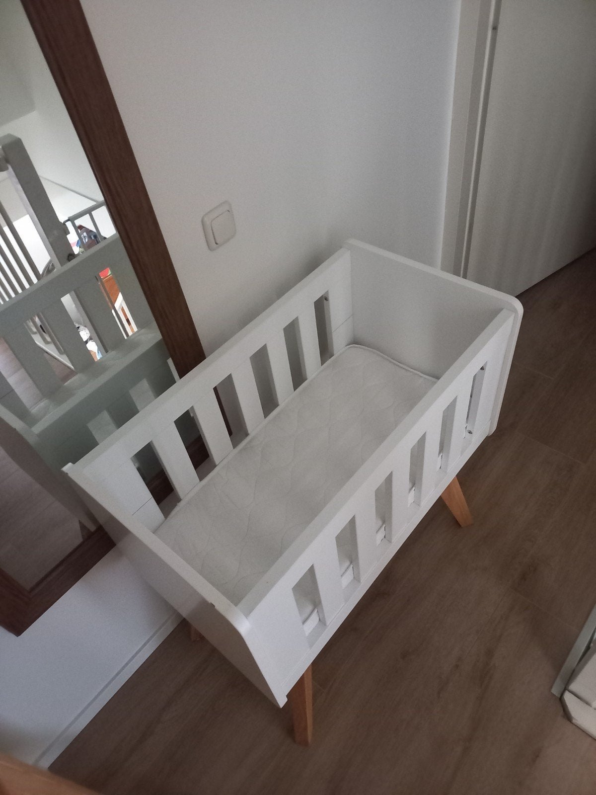 Europe Baby Wieg - Wit met Houten Poten, Kinderen en Baby's, Babywiegjes en Ledikanten, Ophalen, Gebruikt, Wieg