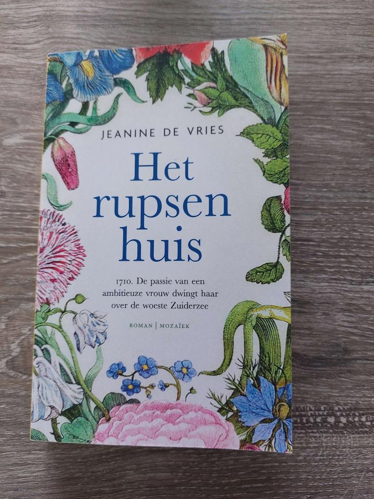 Jeanine de Vries - Het rupsenhuis - 2022, Ophalen of Verzenden, Zo goed als nieuw