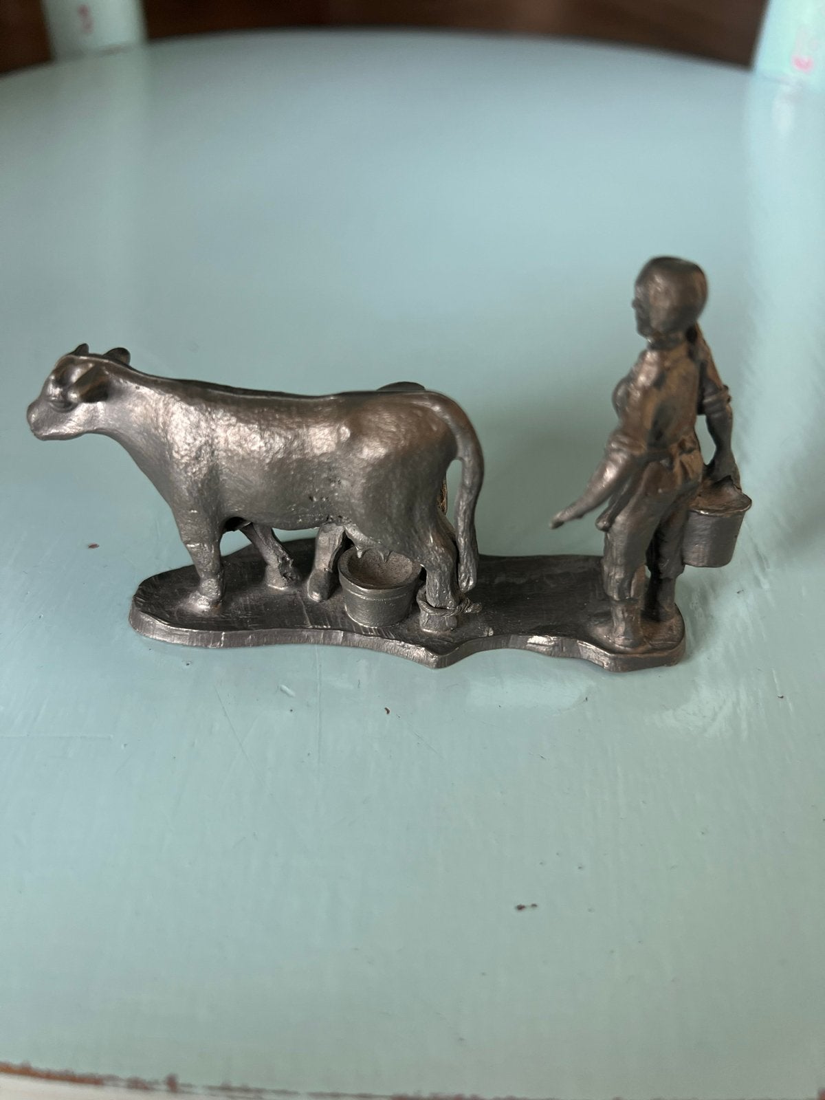 Vintage Tinnen Beeldje: Melkmeisje en Boer die Koe melkt, Ophalen of Verzenden