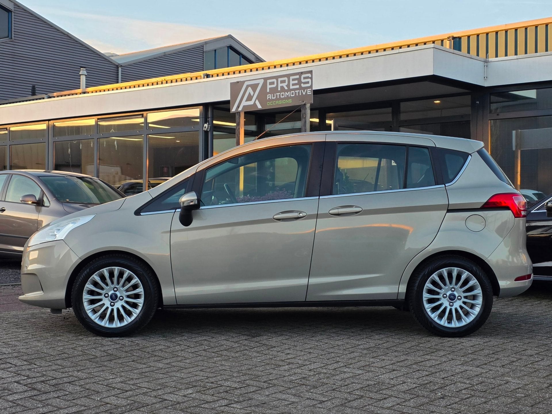 Ford B-Max 1.0 EcoBoost Titanium |CLIMA|CRUISE|NAVI|TREKHAAK, Auto's, Ford, Voorwielaandrijving, Euro 5, Gebruikt, 750 kg
