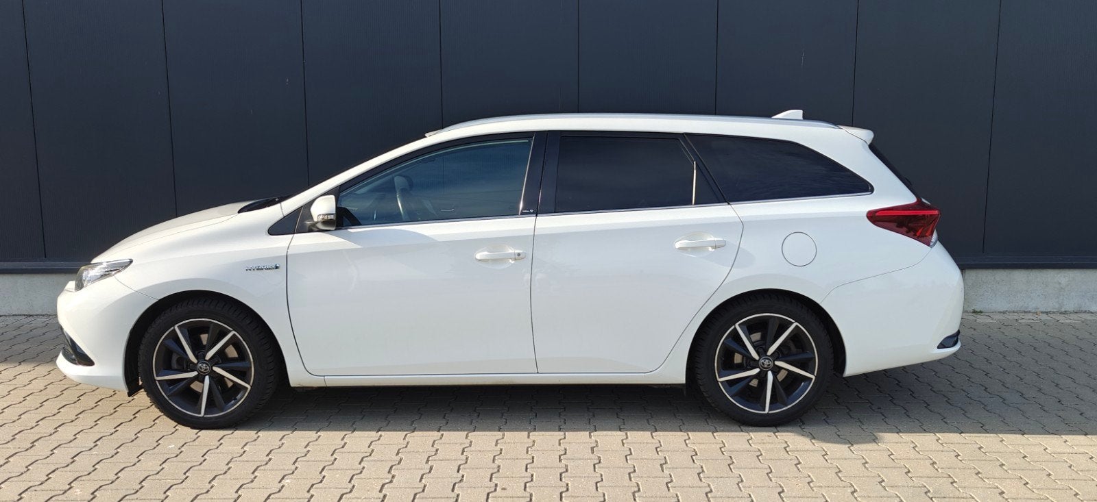 Toyota Auris 1.8 Hybrid 136pk Aut 2017 Wit, Auto's, Zwart, Alcantara, Wit, Bluetooth