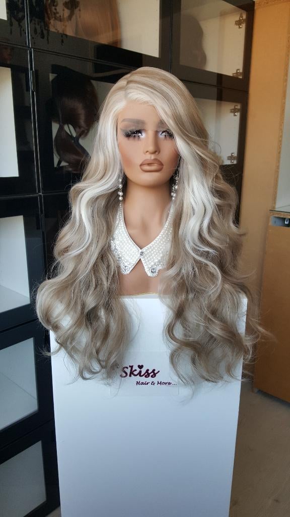 UITVERKOOP!Basic Lace Pruik: Asblond met Platina plukken, Ophalen of Verzenden, Nieuw, Pruik of Haarverlenging
