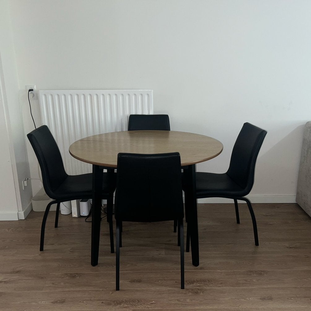 Complete set eettafel met 4 eetstoelen - zo goed als nieuw, Ophalen, Rond, Zo goed als nieuw, Vijf personen of meer