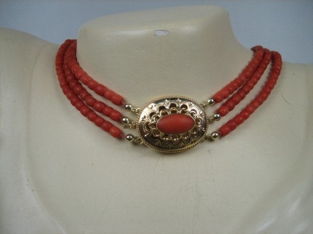 Antiek Bloedkoraal collier met ovalen gouden sluiting