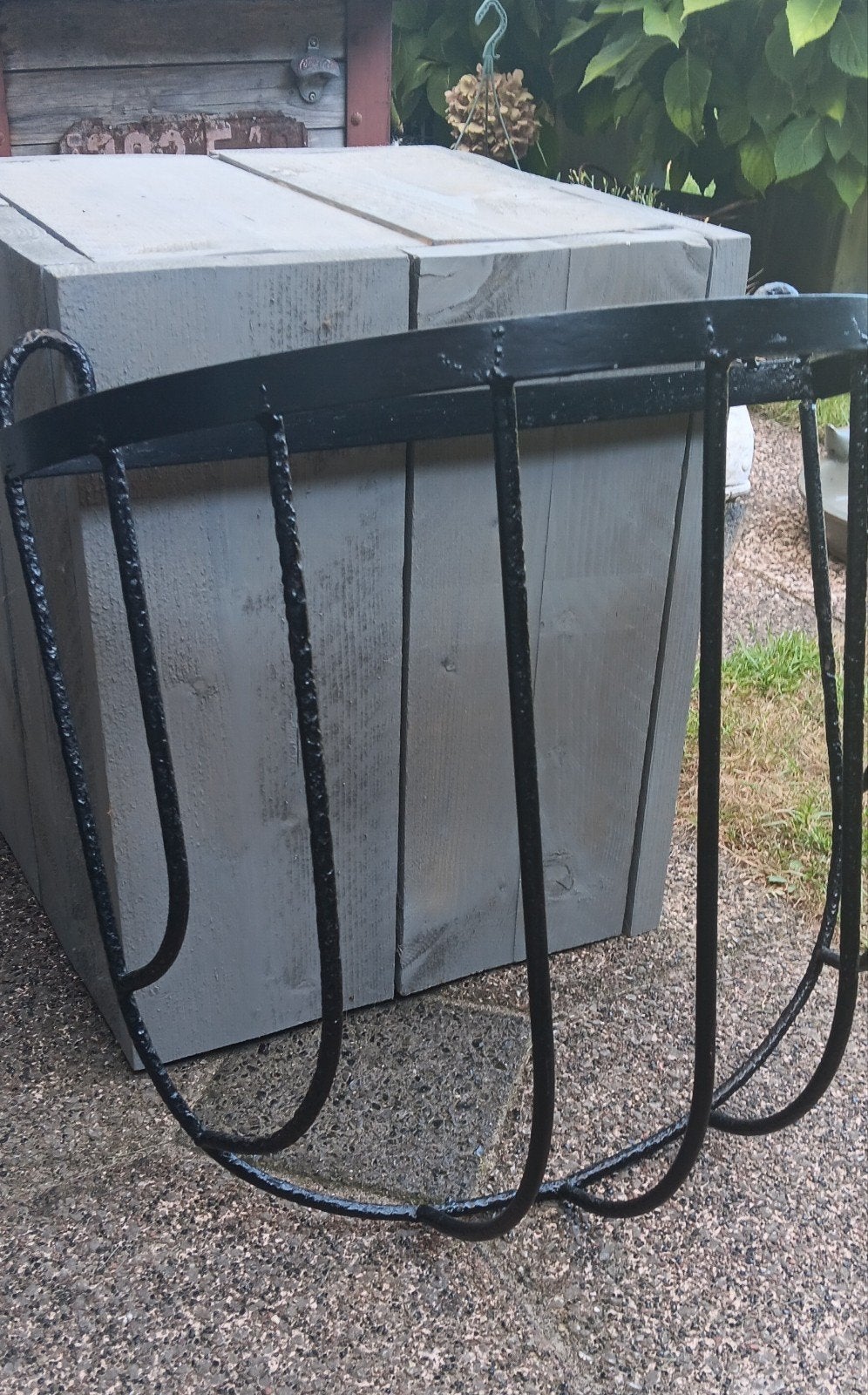 Zwart metalen plantenrek of hooiruif - 51x52x26cm, Ophalen of Verzenden, Landelijk, Metaal, Gebruikt