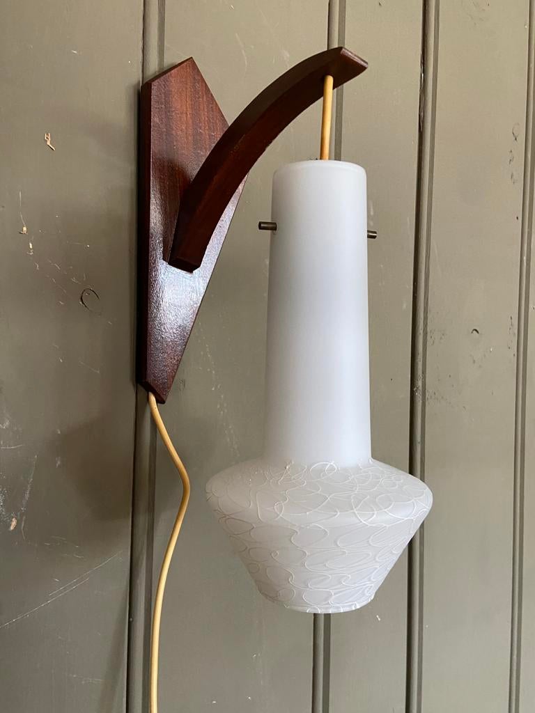 Vintage wandlamp Deens Design retro melkglas lamp, Huis en Inrichting, Lampen | Wandlampen, Ophalen, Mid century retro vintage  japandi pastoe hanglamp
