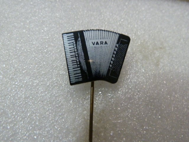 Vintage VARA Accordeon Speldje/Pin, Ophalen of Verzenden, Gebruikt, Overige onderwerpen, Speldje of Pin