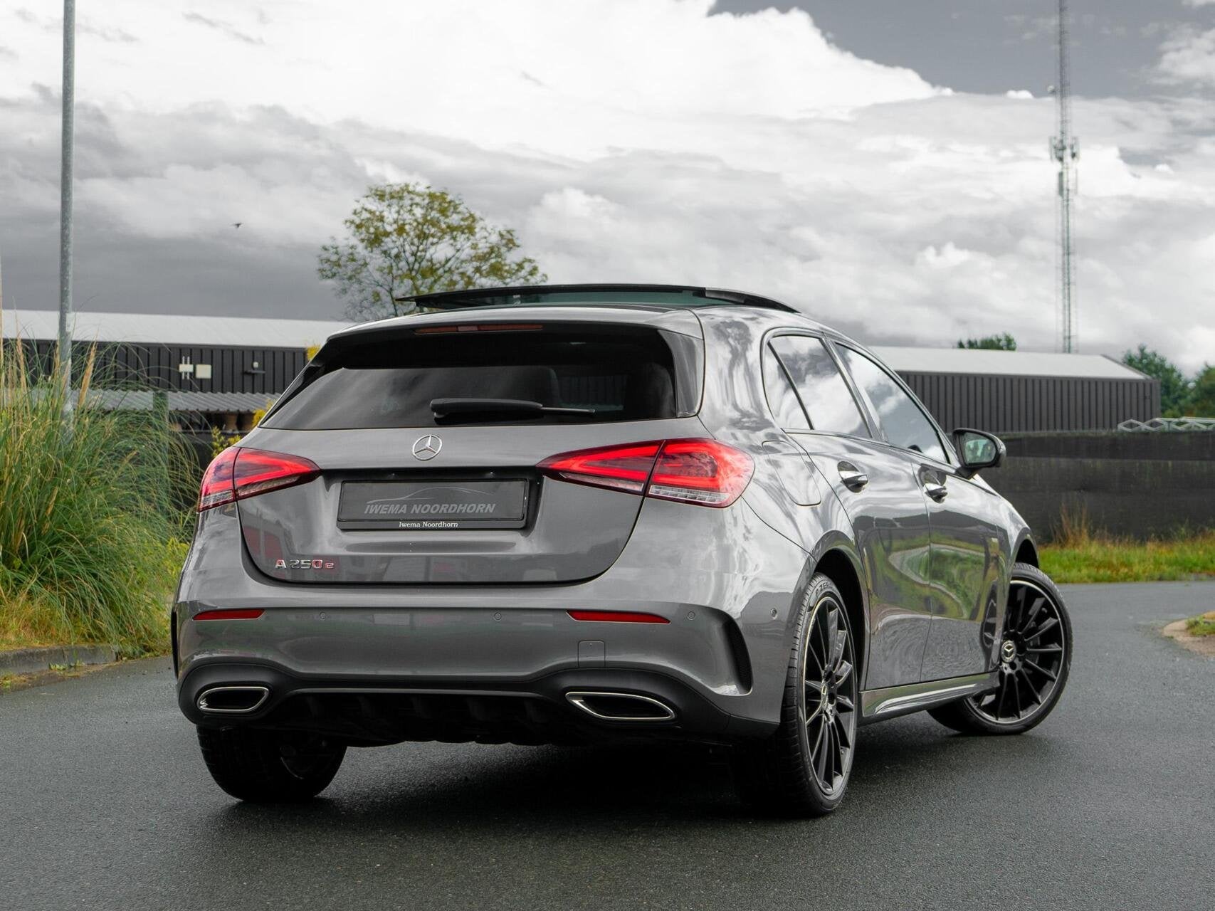 Mercedes A-klasse 250 e AMG Panoramadak|Keyless|Multibeam le, Auto's, Mercedes-Benz, Gebruikt, Zwart, 4 cilinders, Bedrijf
