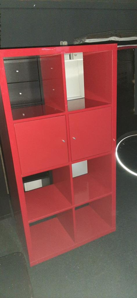 Mooie rode ikea kallax Vakkenkast met 2 deurtjes, Ophalen, Zo goed als nieuw