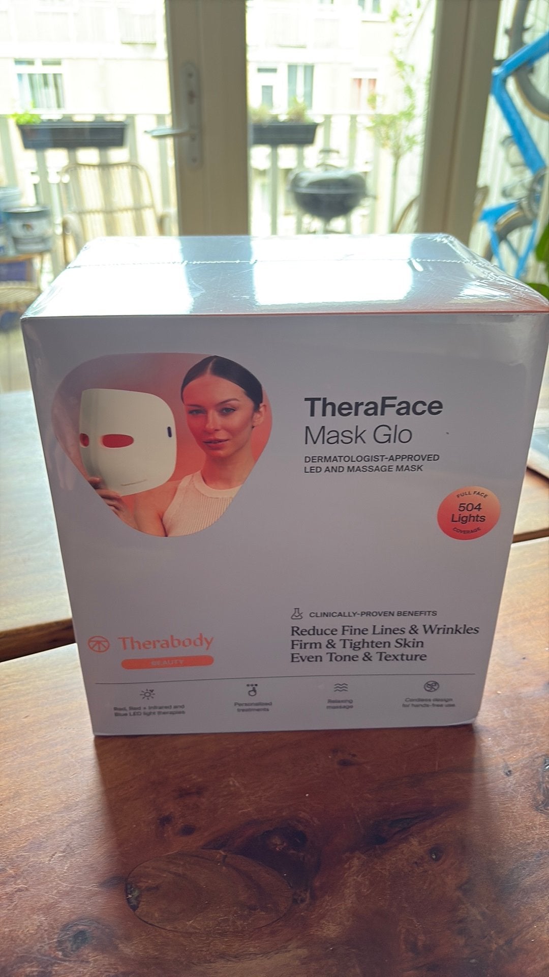 Nieuwe Therabody TheraFace Mask Glo LED - niet opengemaakt, Sieraden, Tassen en Uiterlijk, Uiterlijk | Gezichtsverzorging, Ophalen of Verzenden