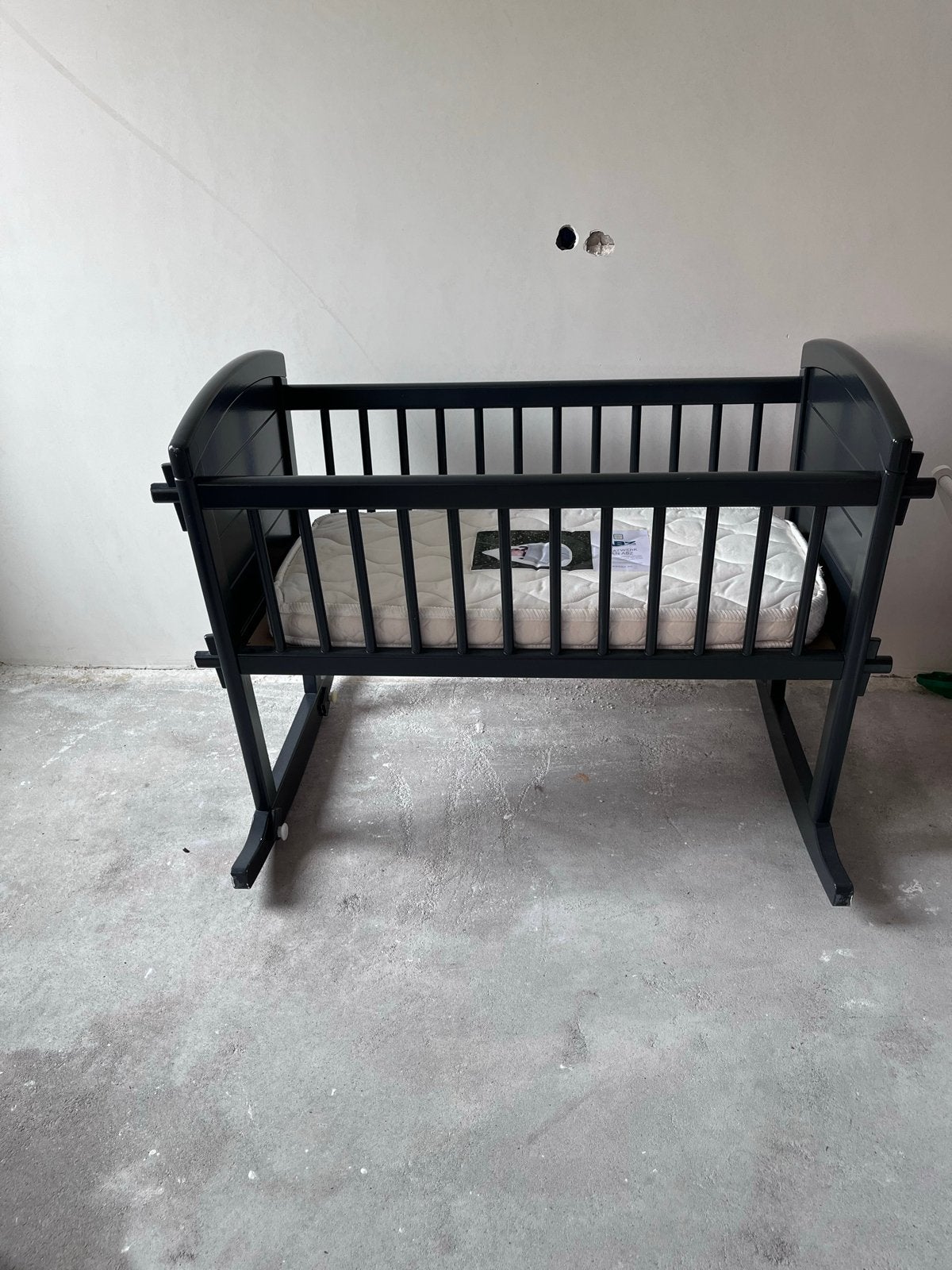 Baby wieg/bed - Donkergrijs met matras, Ophalen, Zo goed als nieuw, Wieg