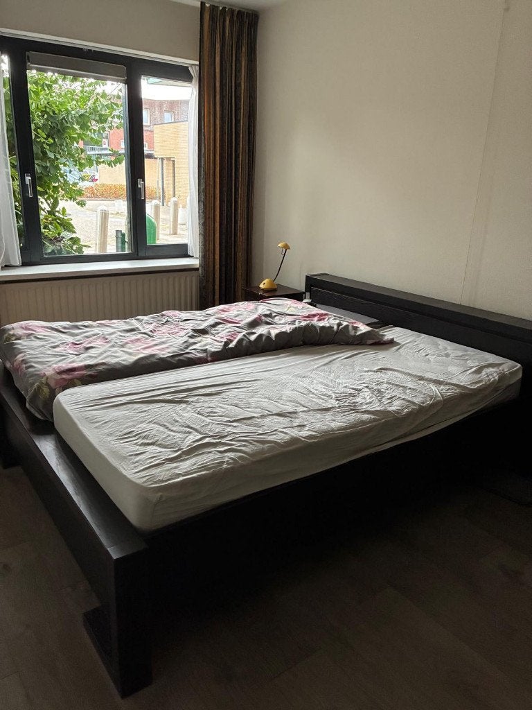 Gratis afhalen: Bed (Donker houten bedombouw 160x200), Ophalen, Gebruikt, Tweepersoons