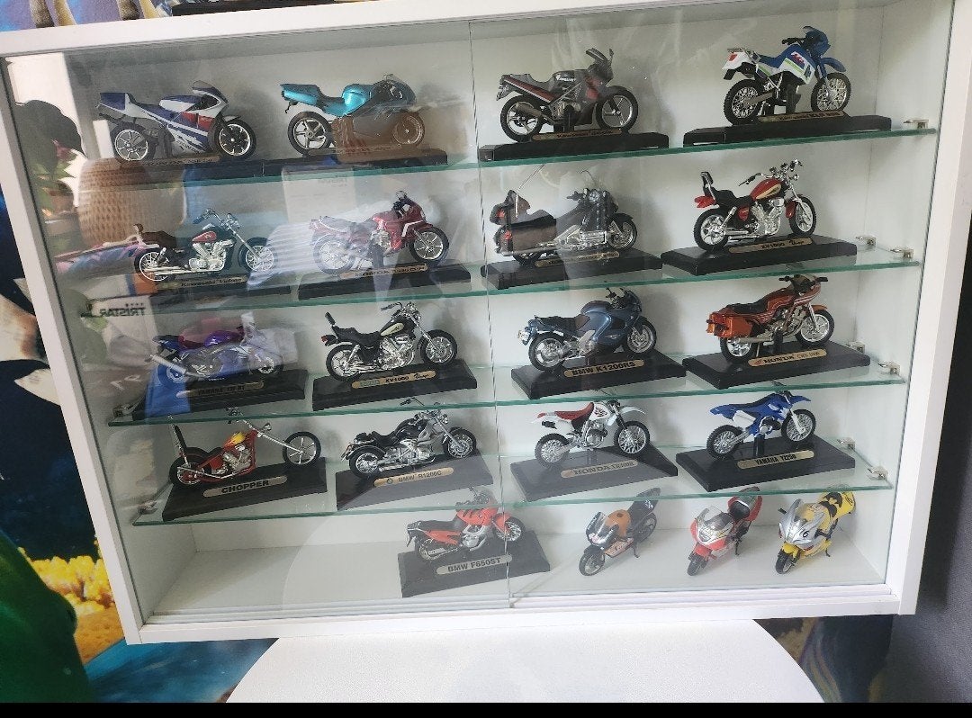 Verzameling modelmotoren in vitrinekast, Hobby en Vrije tijd, 1:32 tot 1:50, Overige typen, Zo goed als nieuw, Ophalen