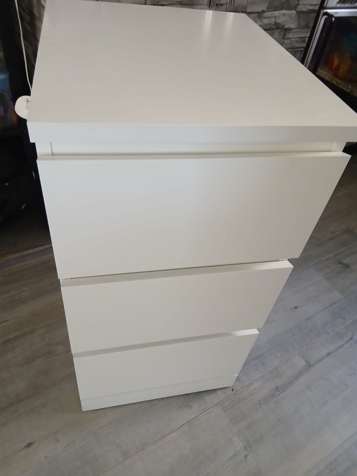 malm nachtkastje 3 lades, Ophalen, 50 tot 100 cm, Zo goed als nieuw, Minder dan 100 cm