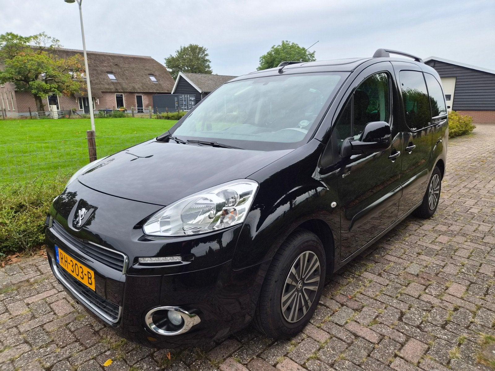 Peugeot Partner Tepee 1.6 benzine | 2013 | 132.191 km, Auto's, Peugeot, Voorwielaandrijving, 1295 kg, 4 cilinders, Zwart
