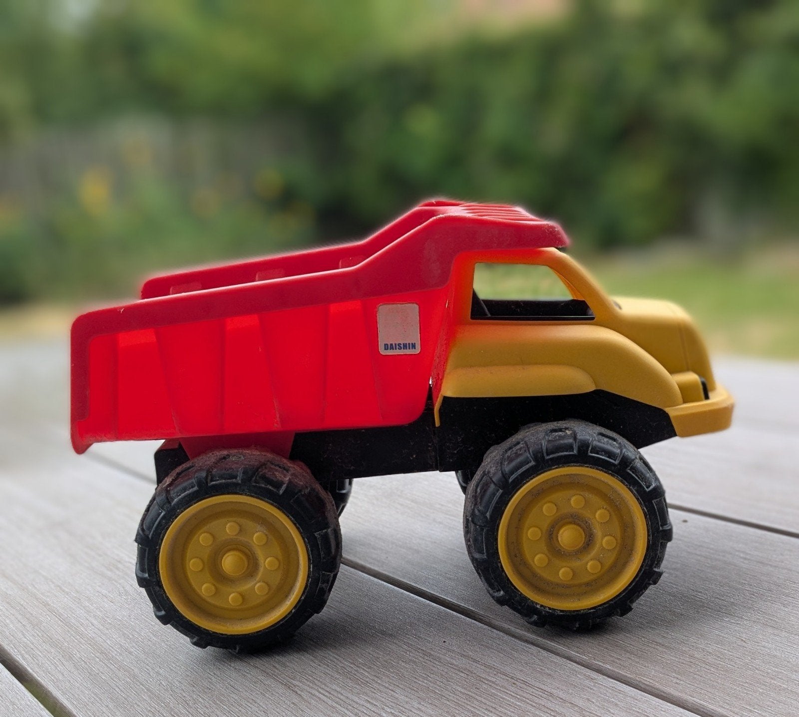Grote kiepwagen voor in de zandbak, Ophalen