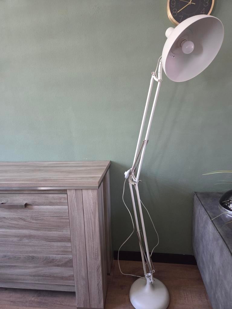 Witte staande lamp met verstelbare arm, Huis en Inrichting, Gebruikt, Ophalen of Verzenden, Metaal, Modern