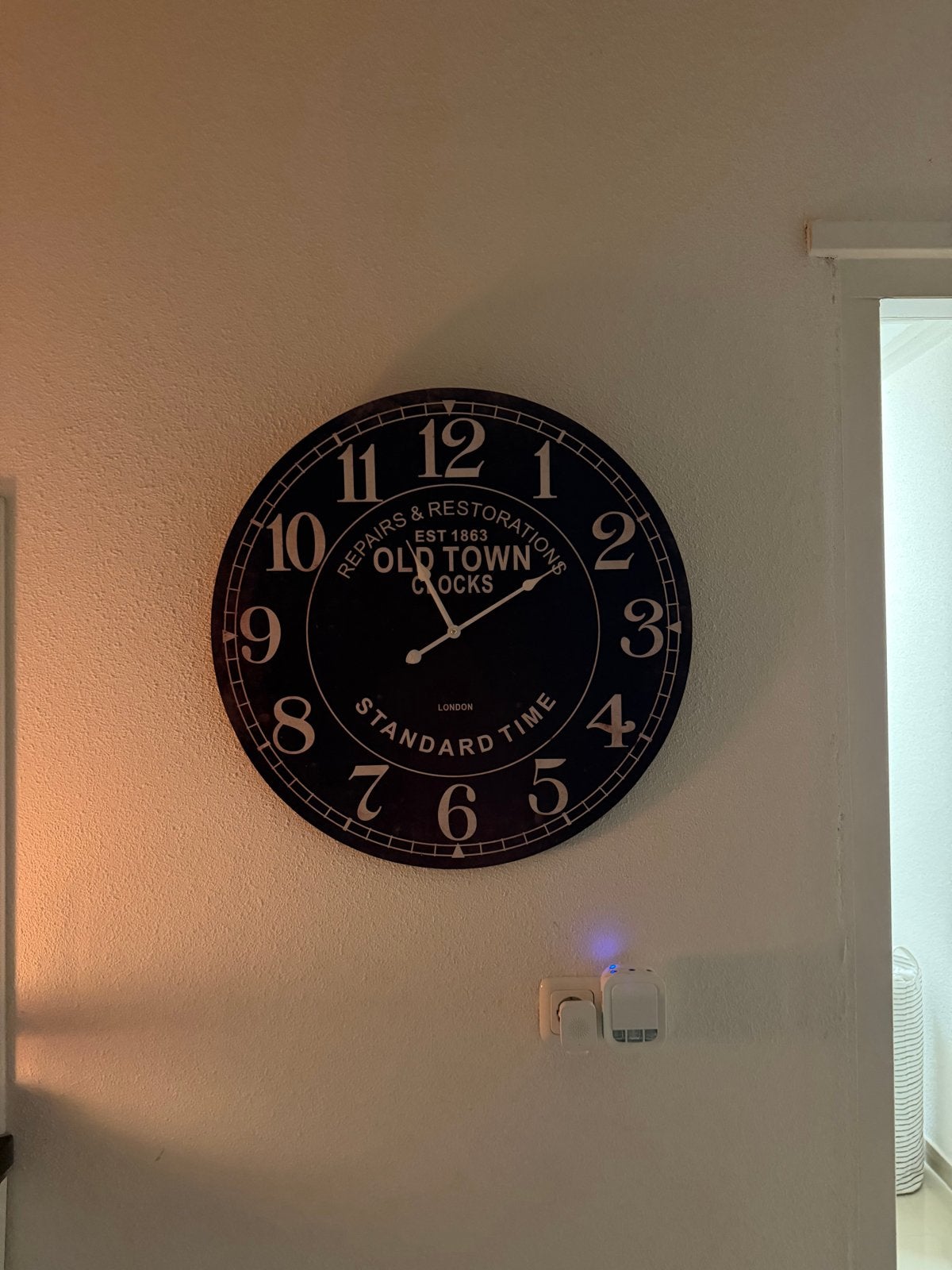 Grote zwarte wandklok "Old Town Clocks" - Vintage stijl, Vintage, Analoog, Ophalen of Verzenden, Zwart