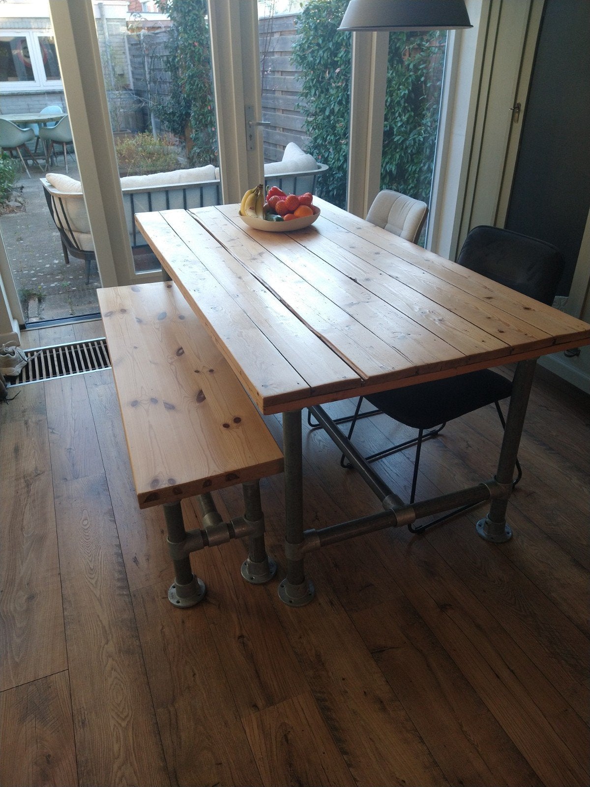Robuuste eettafel met bankje - Hout en metaal, Huis en Inrichting, Gebruikt, Industrieel, Landelijk, 50 tot 100 cm, 150 tot 200 cm