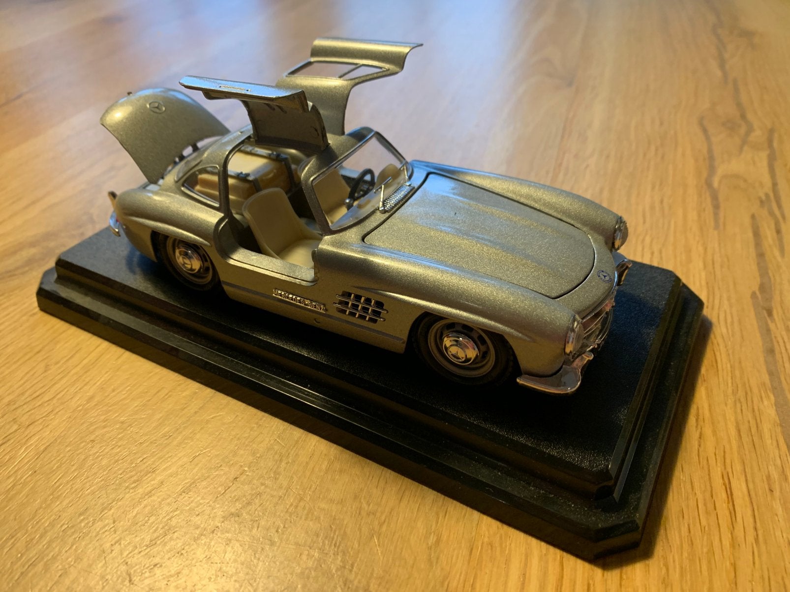 Mercedes benz 300 SL grijs coupe modeauto gratis RUILEN, Ophalen, Zo goed als nieuw, Auto, Bburago