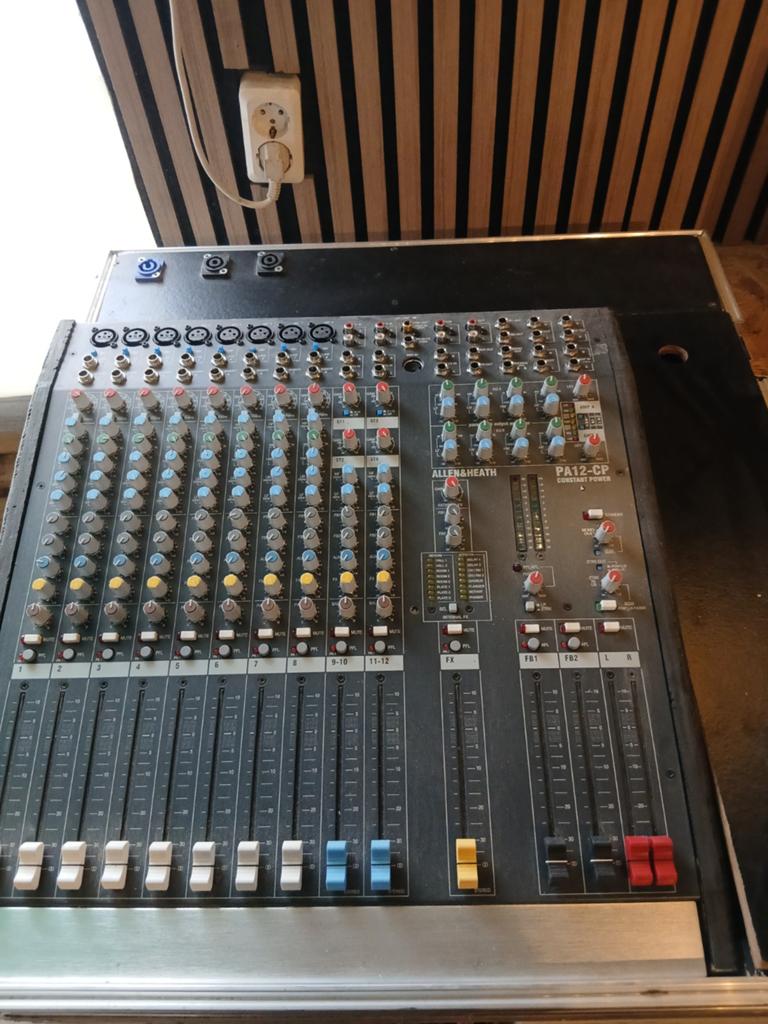 Allen&heath pa-12cp mengpaneel

Met kist en microfoon, Ophalen
