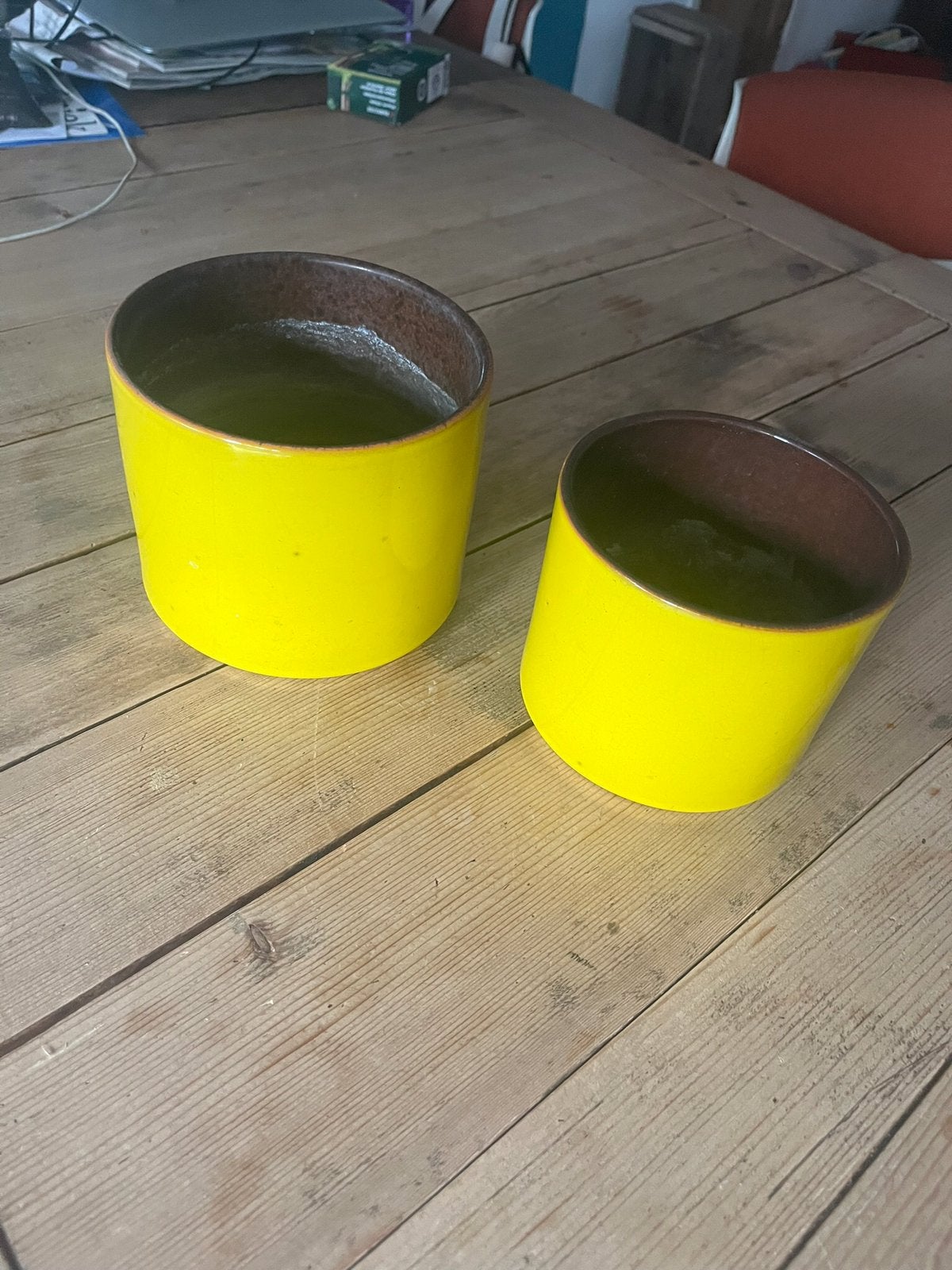 2 ADCO bloempotten geel samen €14,50 vintage retro, Gebruikt, Rond, Ophalen of Verzenden, Aardewerk