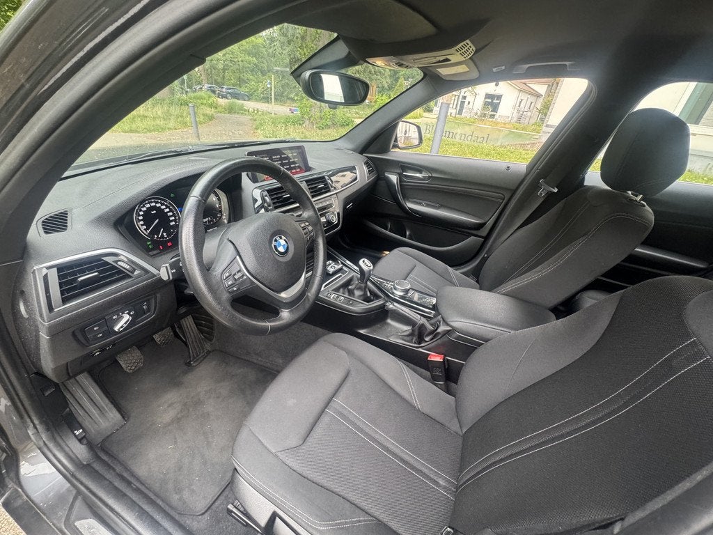 BMW 1 Serie 118 i 5 DRS, 11.000 km p/jr ! EXTREEM MOOI, Euro 6, Bedrijf, 3 cilinders, Zilver of Grijs
