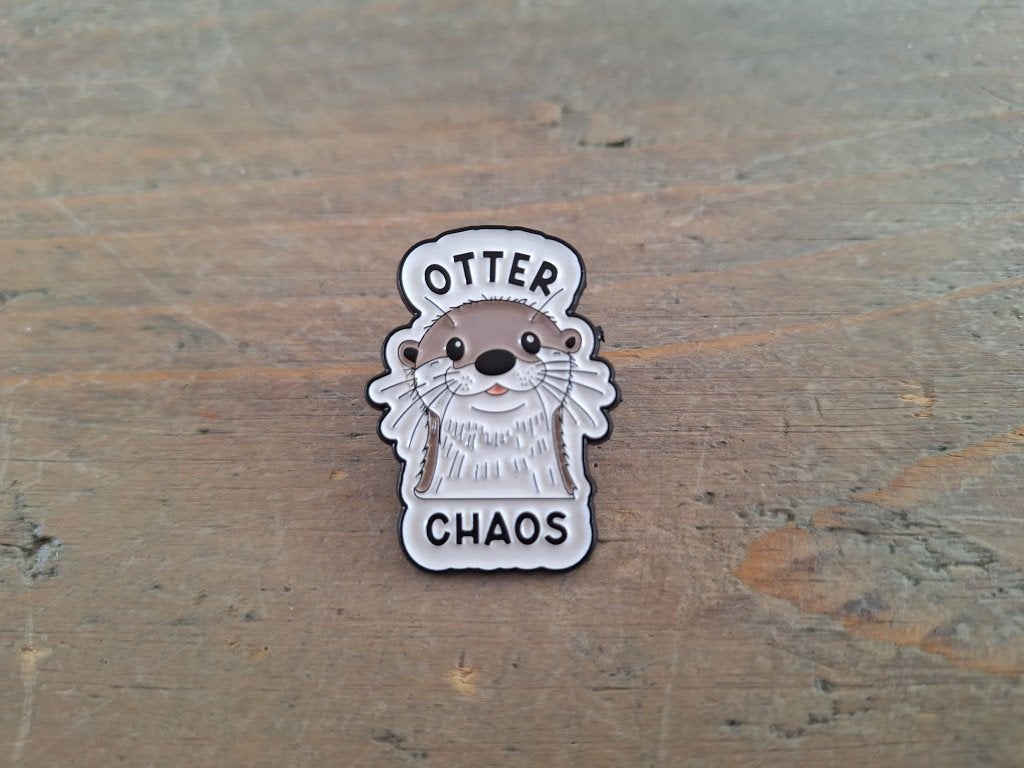 1 otter pin met de tekst - Otter Chaos - te koop, Ophalen of Verzenden, Nieuw, Dier of Natuur, Speldje of Pin