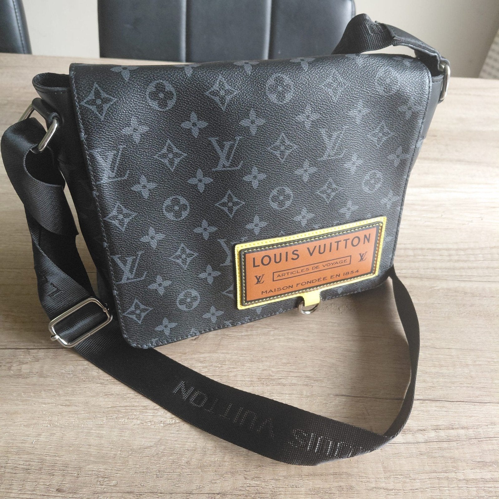 Louie VuttonMooi schoudertas. Ideaal voor al je spulletjes., Ophalen of Verzenden, Zo goed als nieuw, Zwart