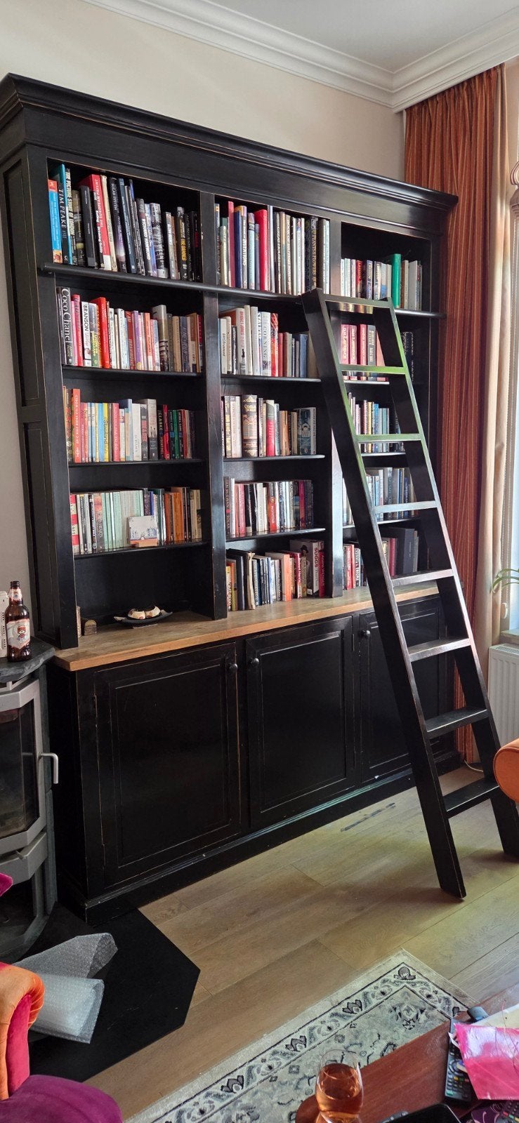 Grote zwarte boekenkast met ladder en opbergruimte, Ophalen, 200 cm of meer, 150 tot 200 cm, Klassiek, Bibliotheekstijl