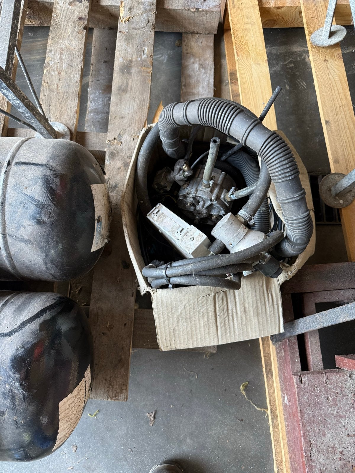 Twee LPG tanks met extra materiaal voor camper/auto, Ophalen of Verzenden, Gebruikt, Universele onderdelen