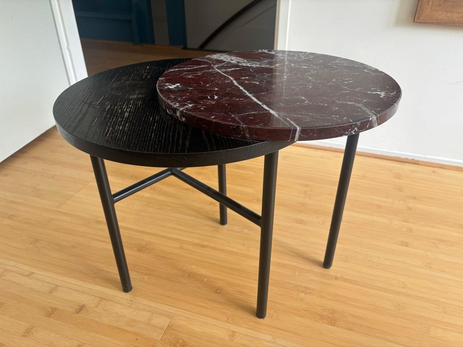 Bolia salontafel met rood marmer en zwart hout, Huis en Inrichting, Tafels | Salontafels, Ophalen, Gebruikt, 100 tot 150 cm, Rond
