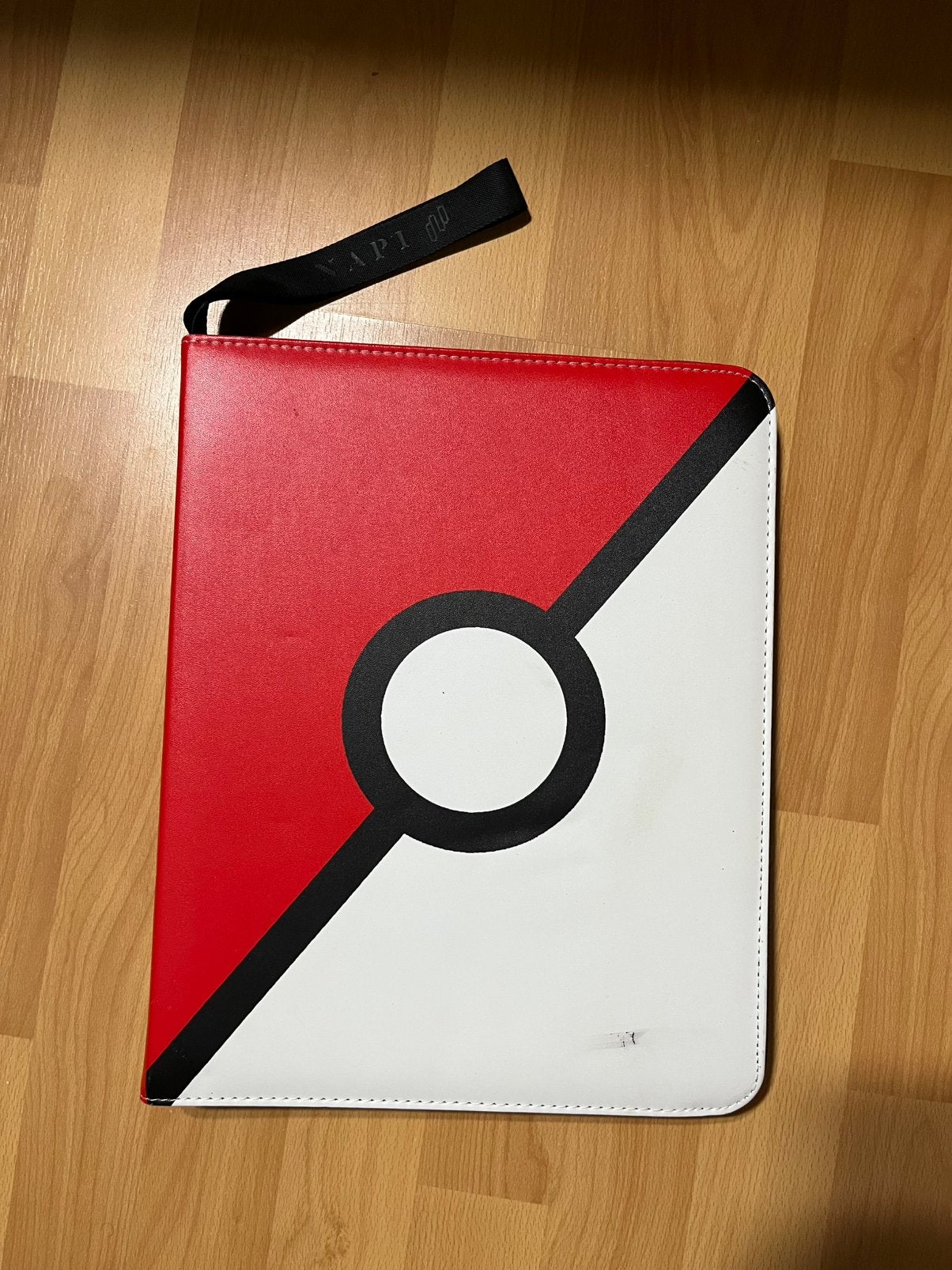 Napi 9 pocket binder map pokeball, Hobby en Vrije tijd, Verzamelkaartspellen | Pokémon, Ophalen of Verzenden, Zo goed als nieuw