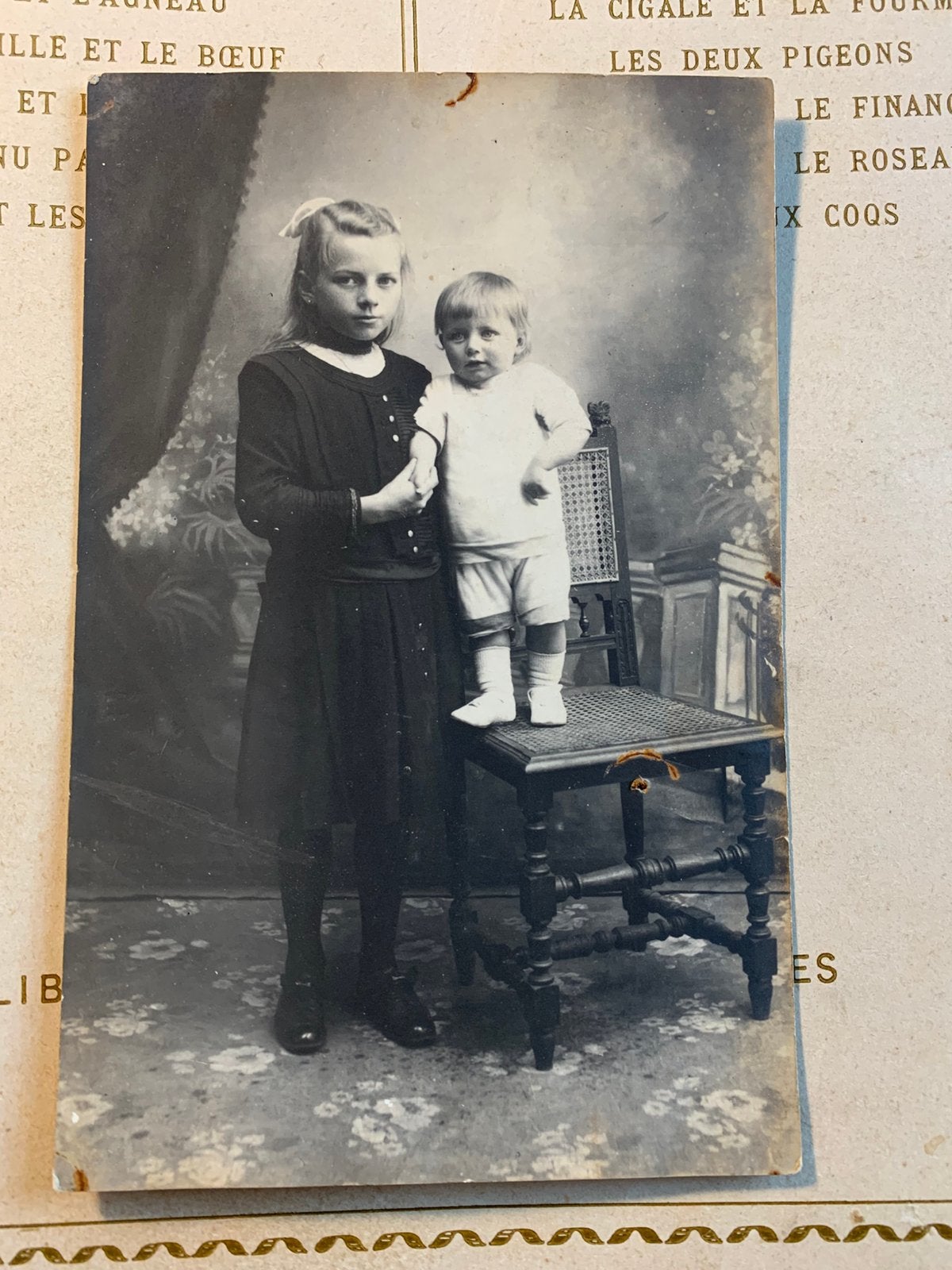Foto - Grote zus en kleine broer (NN), Gebruikt, Foto, Ophalen of Verzenden, Voor 1940