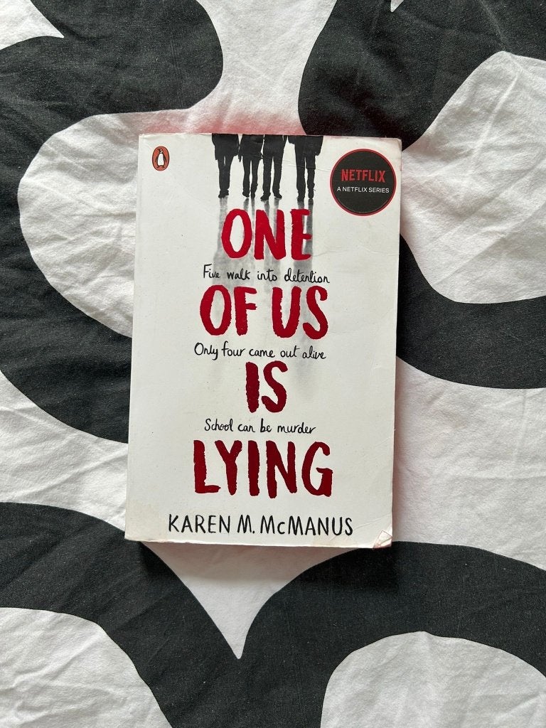 One of Us Is Lying - Karen M. McManus (Engels), Boeken, Gelezen, Ophalen of Verzenden, Karen M. McManus, Fictie