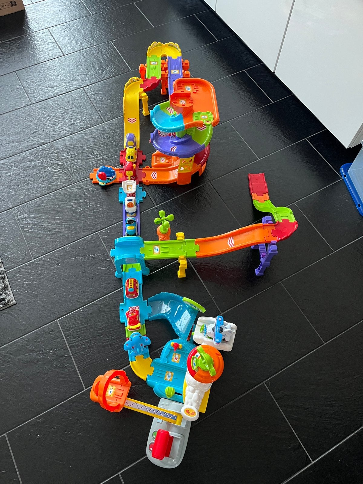 V tech baan, garage, vliegveld met auto’s, Kinderen en Baby's, Speelgoed | Vtech, Ophalen of Verzenden, Zo goed als nieuw, 2 tot 4 jaar