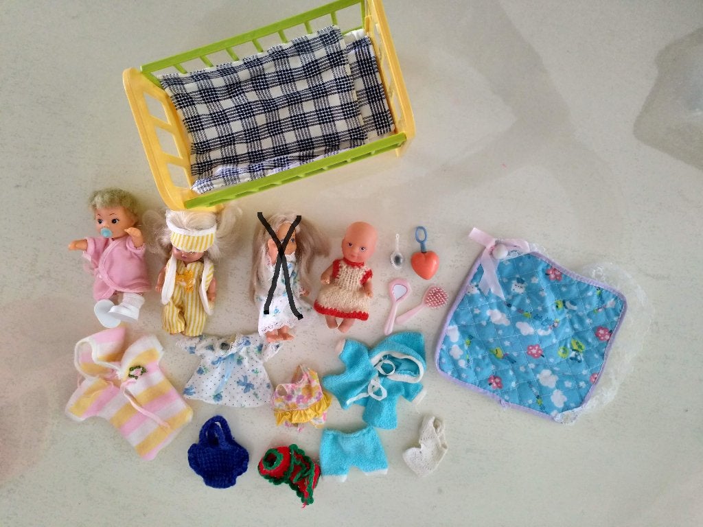 Kleine popjes met bedje en toebehoren vintage, Ophalen of Verzenden, Zo goed als nieuw