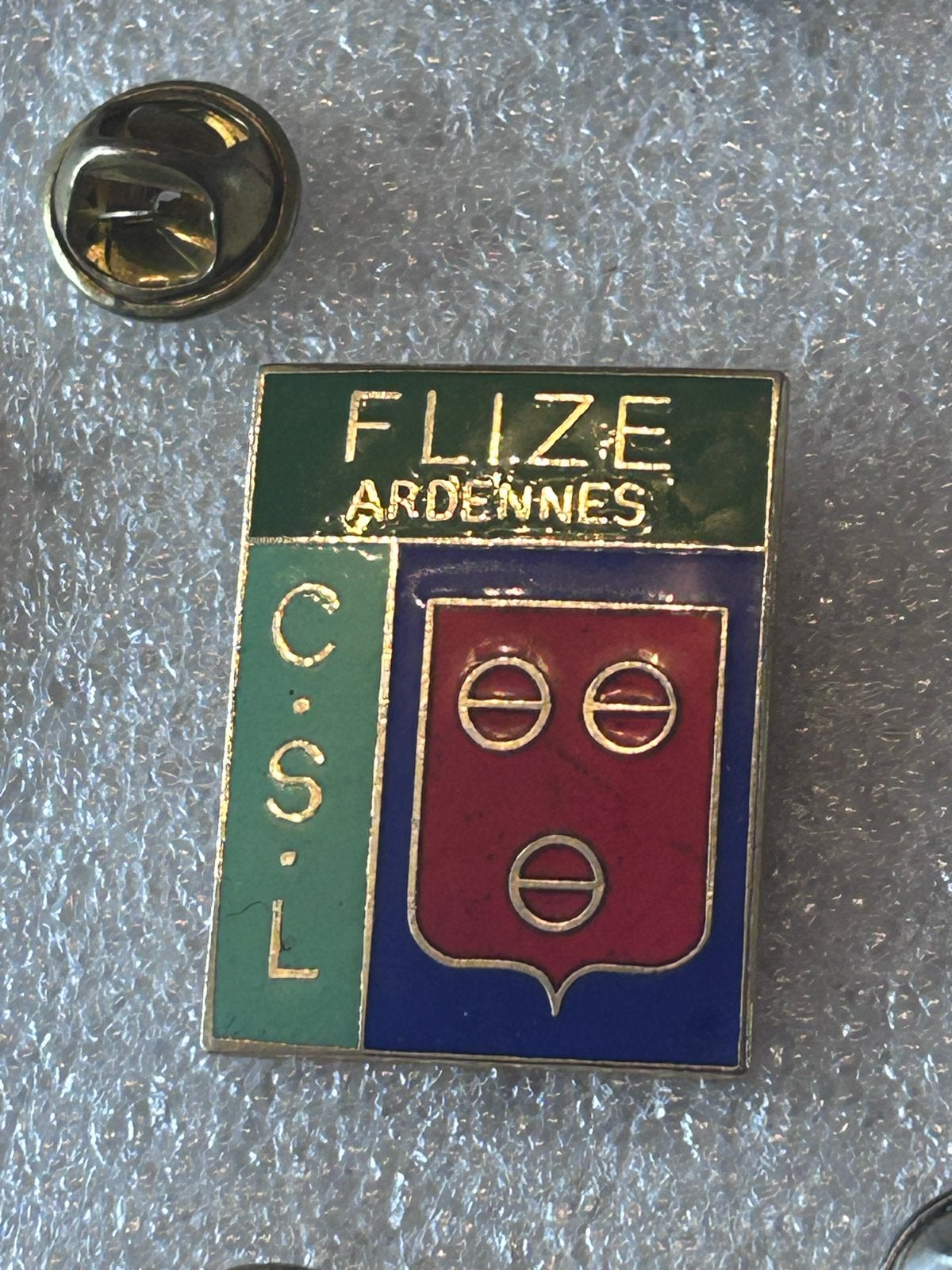 Vintage Flize Ardennes C.S.L. Emaille Pin, Verzamelen, Ophalen of Verzenden, Gebruikt, Stad of Land, Speldje of Pin