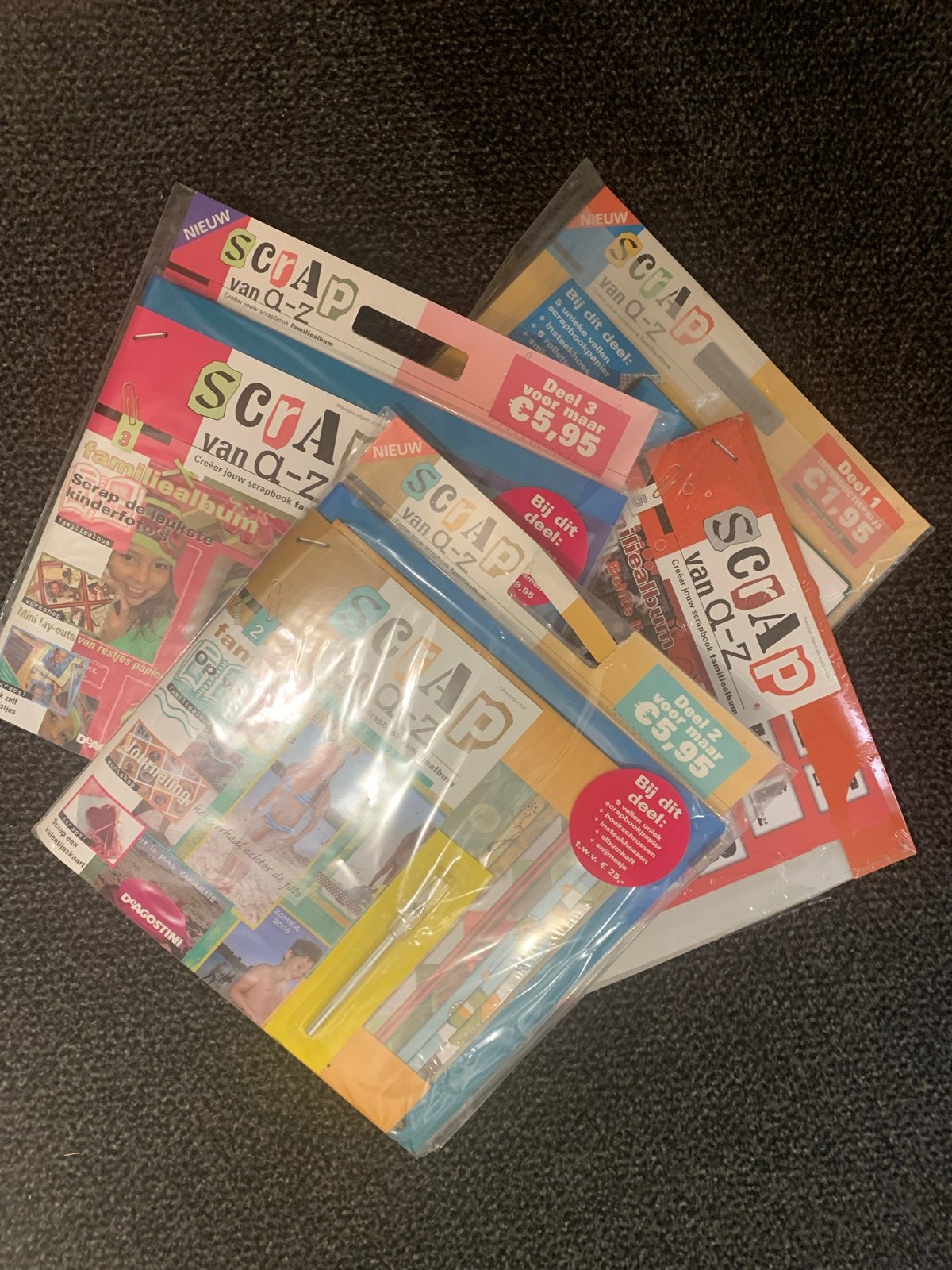 Scrap van A-Z tijdschriften en kerstkaarten pakketten, Ophalen of Verzenden, Nieuw, Album of Boek, Overige merken