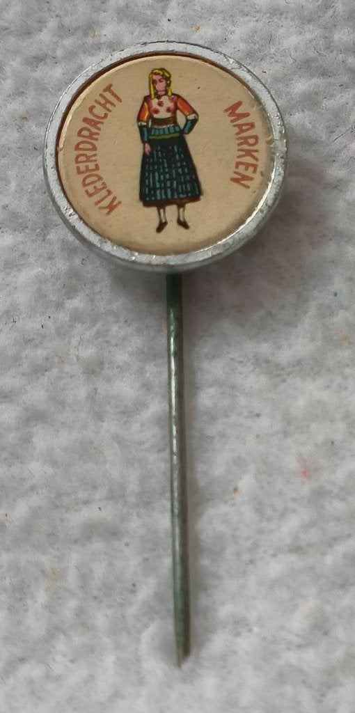 Speldje klederdracht Marken, Ophalen of Verzenden, Zo goed als nieuw, Stad of Land, Speldje of Pin