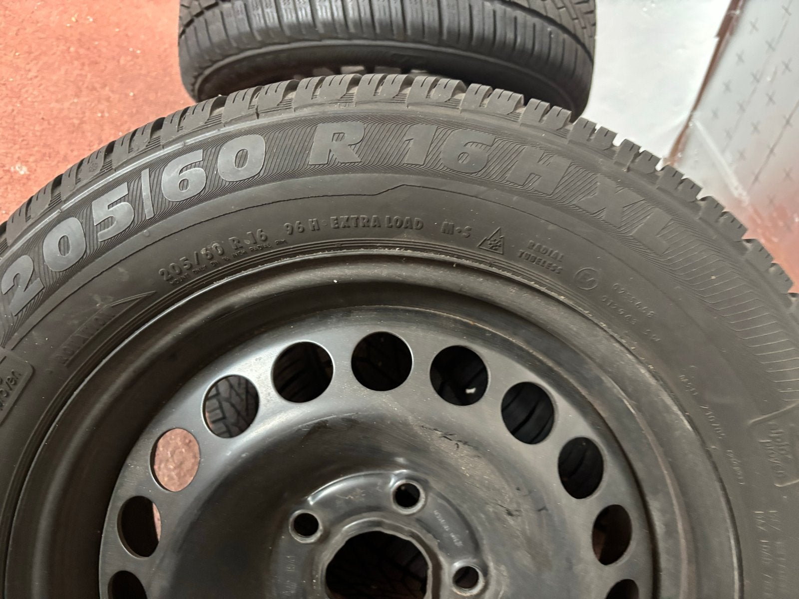 Set van 4 winterbanden 205/60 R16 met alle bouten, Gebruikt, 16 inch, Banden en Velgen, 205 mm