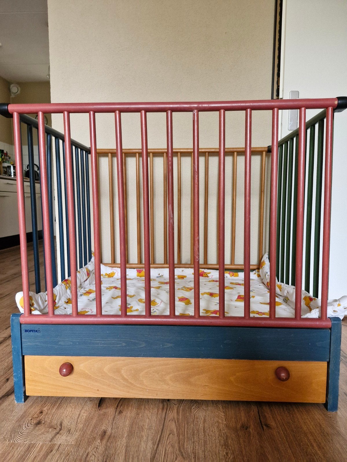 Kleurrijke kinderbox met boxkleed en praktische lade