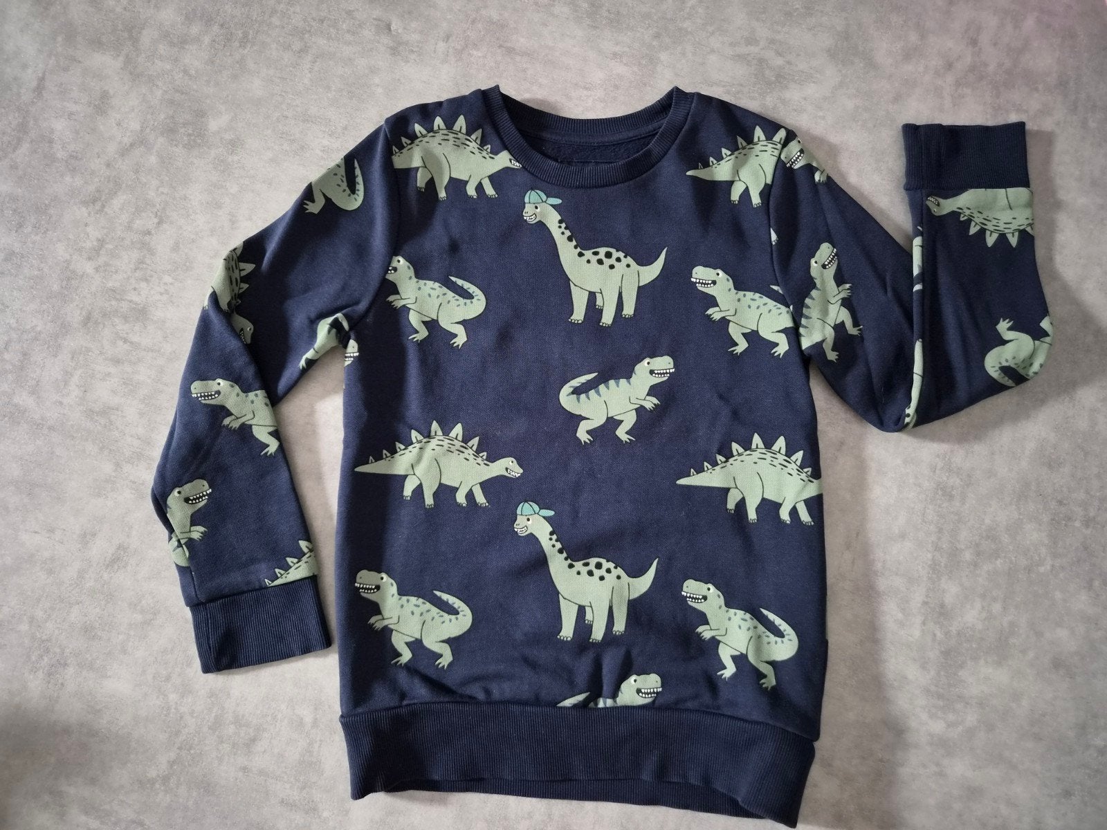 Stoere donkerblauwe trui met dino print - Maat 134, Gebruikt, Trui of Vest, Ophalen of Verzenden, Jongen